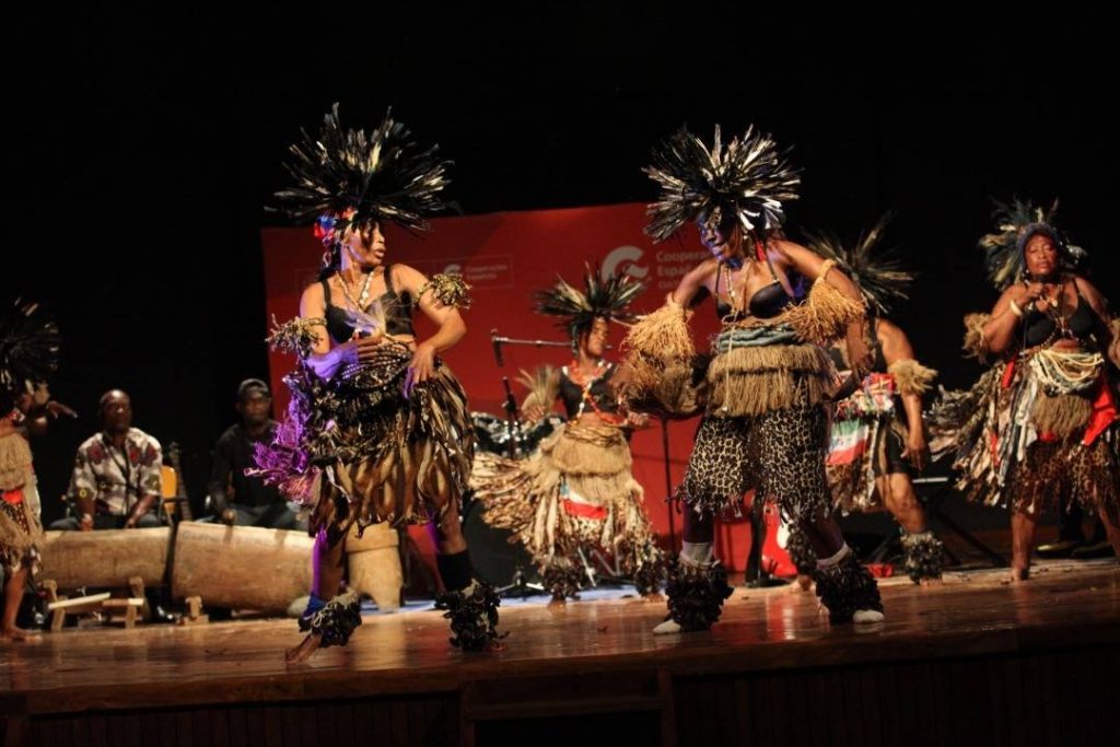 Mekom Danse traditionnelle Fang par Felisa Avomo Ndumu